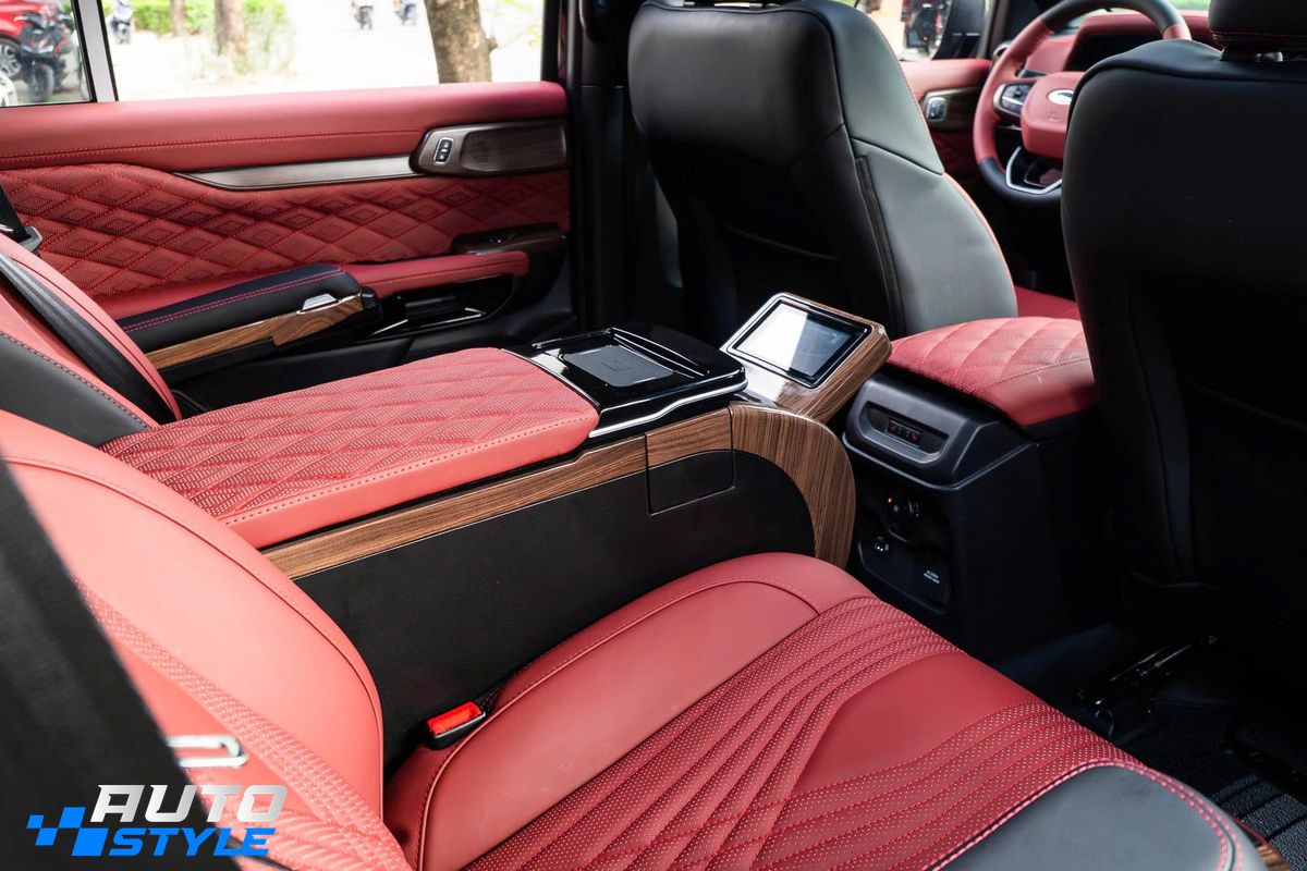 Ghế V12 Limousine Ford Everest: Đi Xa Hết Mỏi Lưng Với Ngả 160°, Massage Khí Nén, Tủ Lạnh -18°C